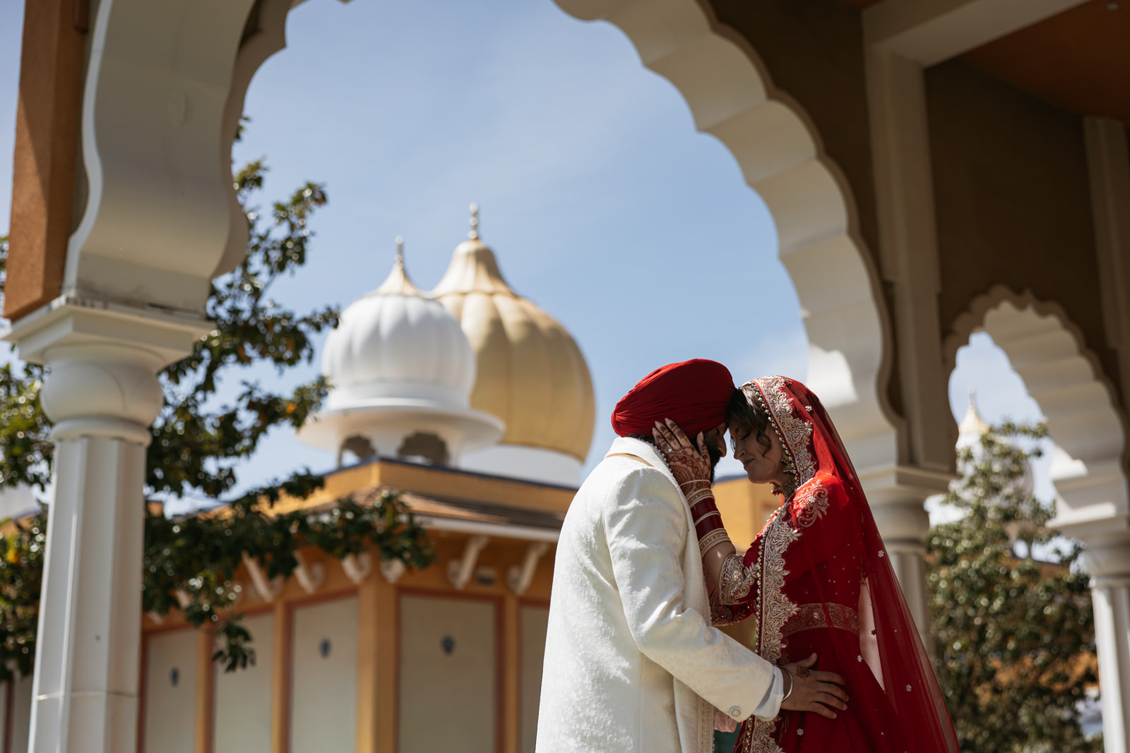 An intimate moment under the arch