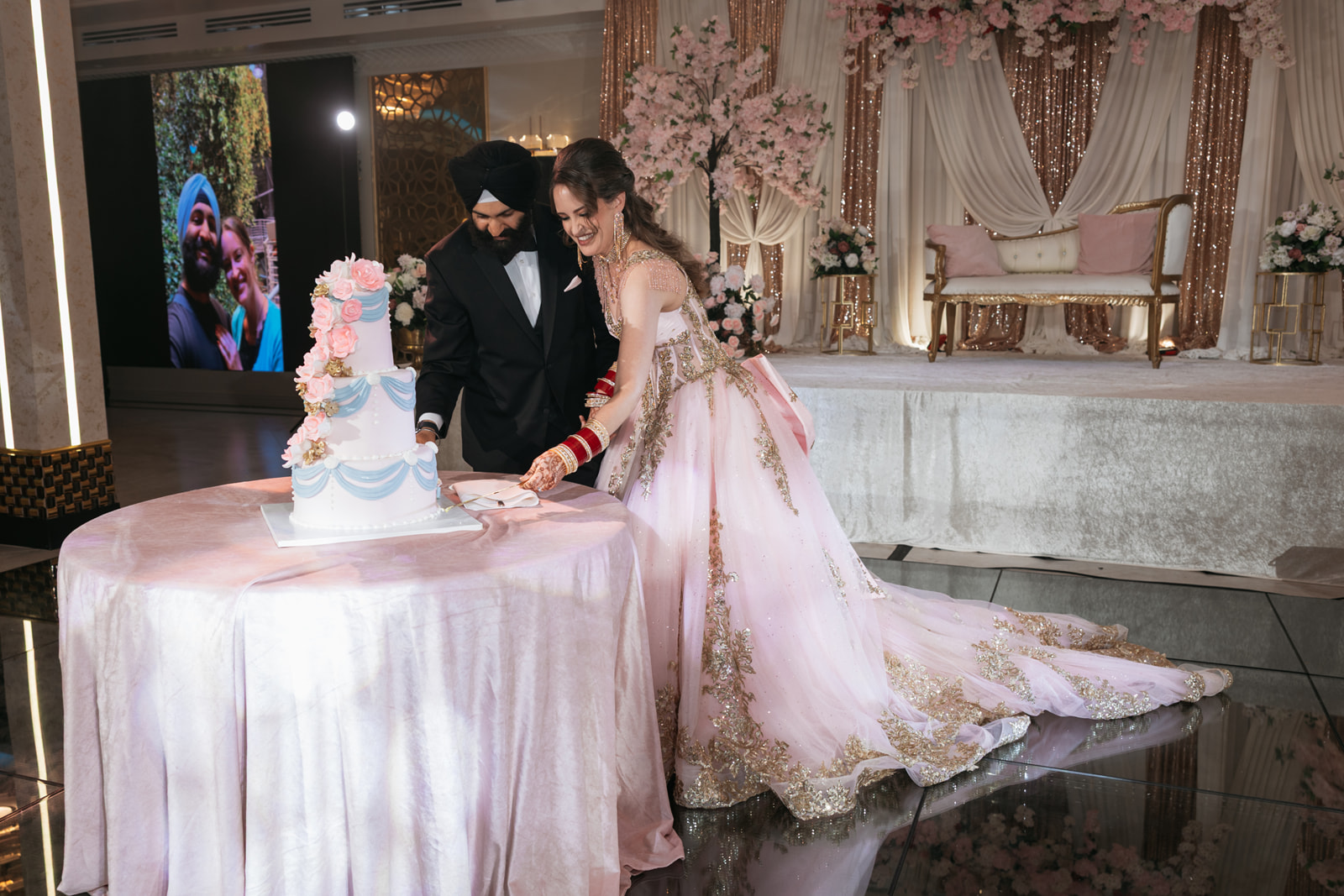 Cutting the wedding cake